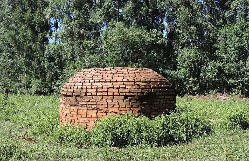 Horno de carbón de ladrillo con forma de cúpula