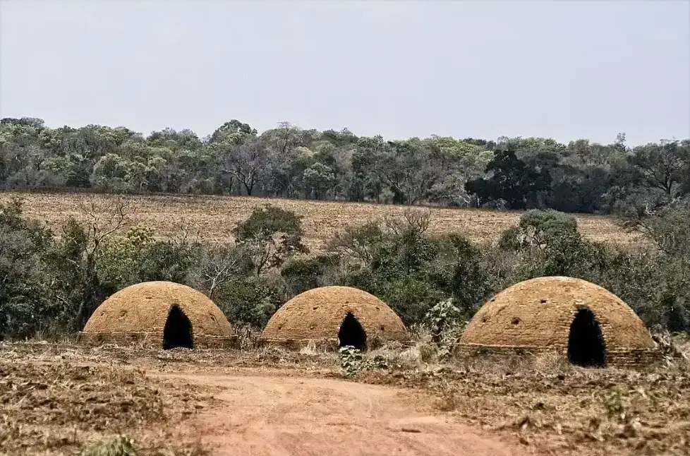 Tres hornos de ladrillo en fila