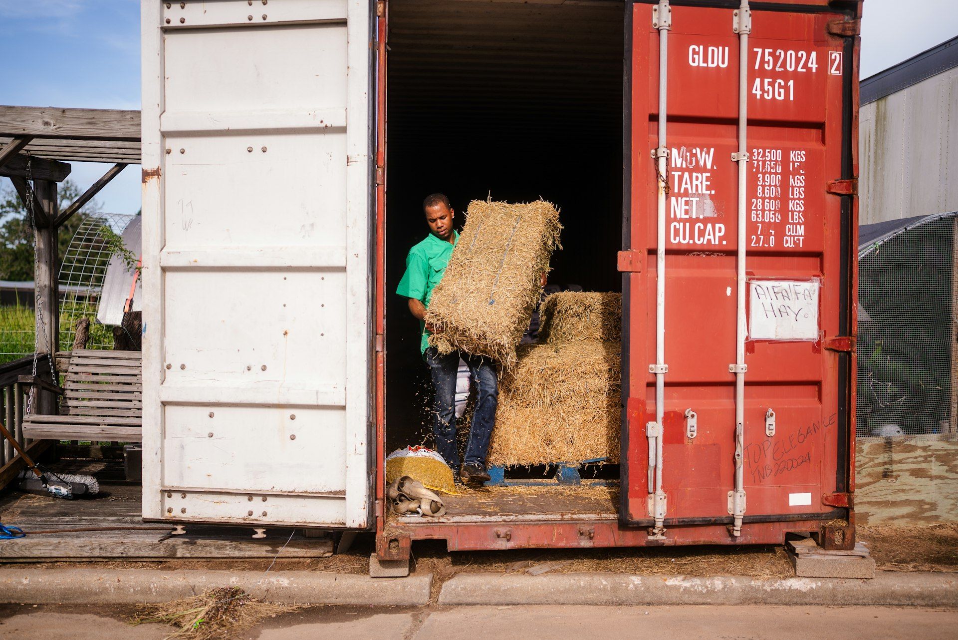 Trabajador cargando un contenedor de envío