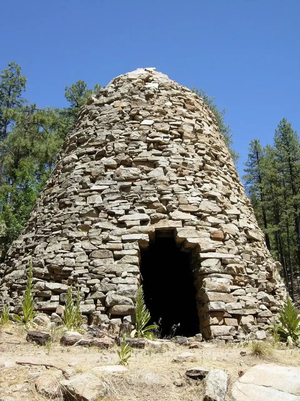 Horno de carbón de piedra con forma de cúpula
